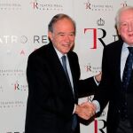 El vicepresidente de la Fundación VIII Centenario de la Catedral. Burgos 2021, Antonio Méndez Pozo, y el presidente del Patronato del Teatro Real, Gregorio Marañón, firman un acuerdo de colaboración