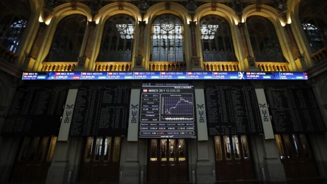 El IBEX 35, principal indicador de la Bolsa española, opta por las ganancias tras la apertura y rebota un 0,45 %,