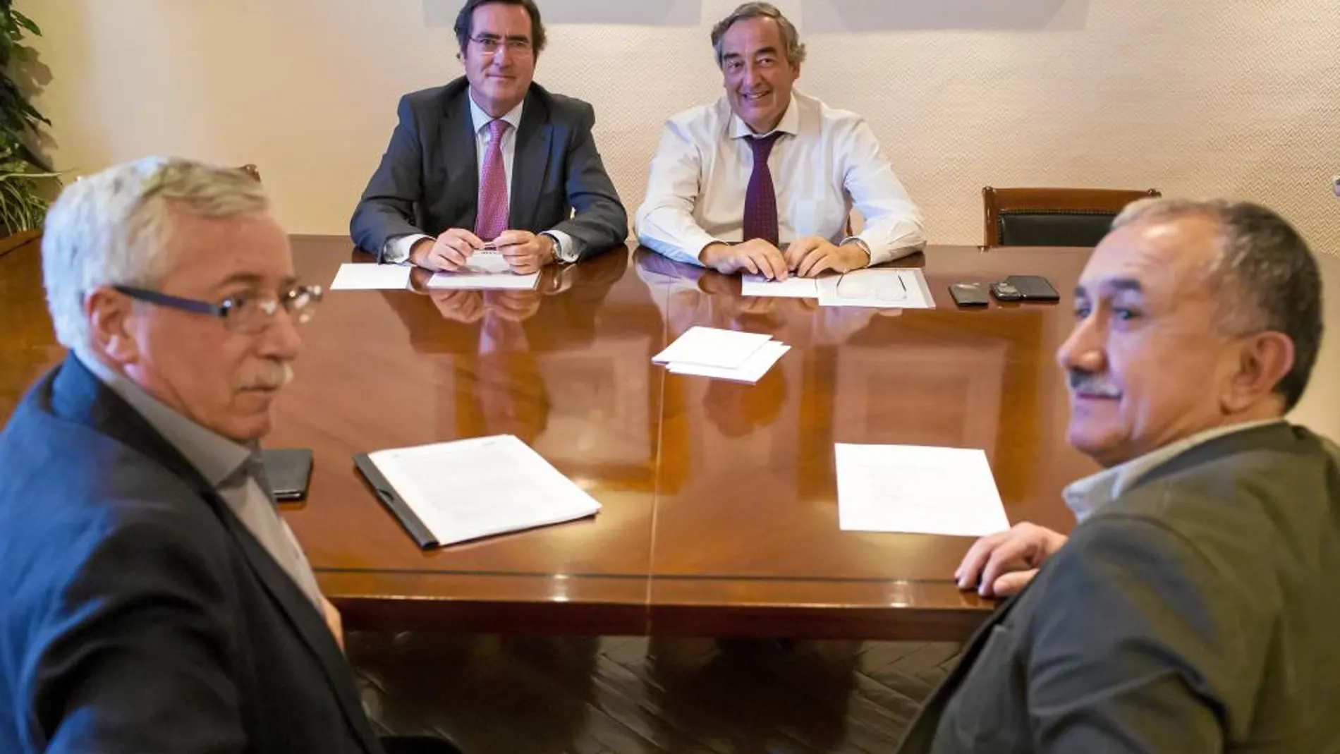 Fernández Toxo y José Álvarez, junto a Juan Rosell y Antonio Garamendi, líderes de CEOE y Cepyme, respectivamente