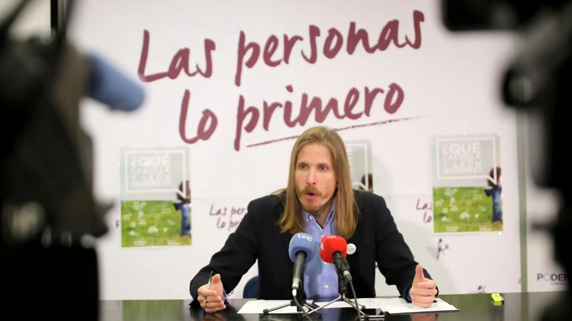 El secretario regional de Podemos, Pablo Fernández, presenta la campaña que su partido llevará a pueblos y ciudades de Castilla y León/ Leticia Pérez/Ical