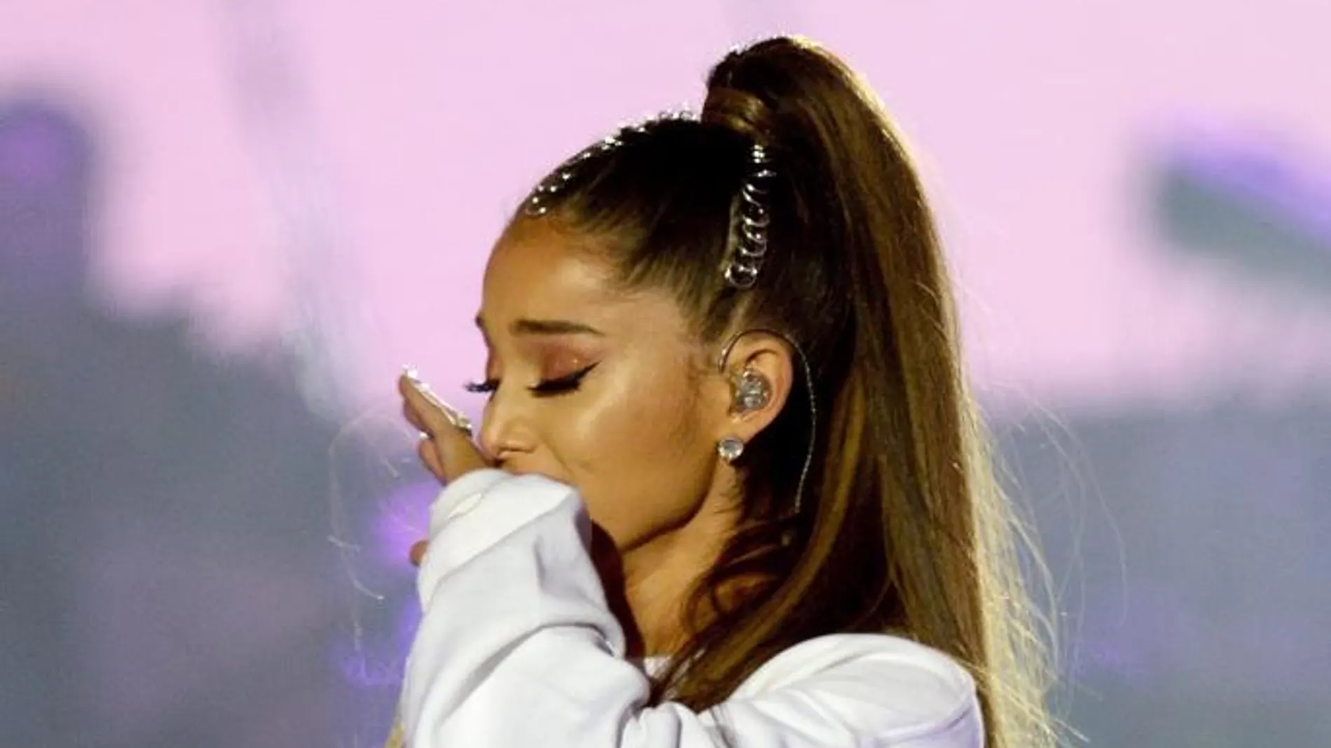 La cantante Ariana Grande durante su actuación del One Love Manchester.
