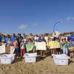 Los más de 200 niños y niñas, pertenecientes al CEIP Ciudad del Marse, desearon a las seis tortugas toda suerte de buenas venturas al adentrarse al mar