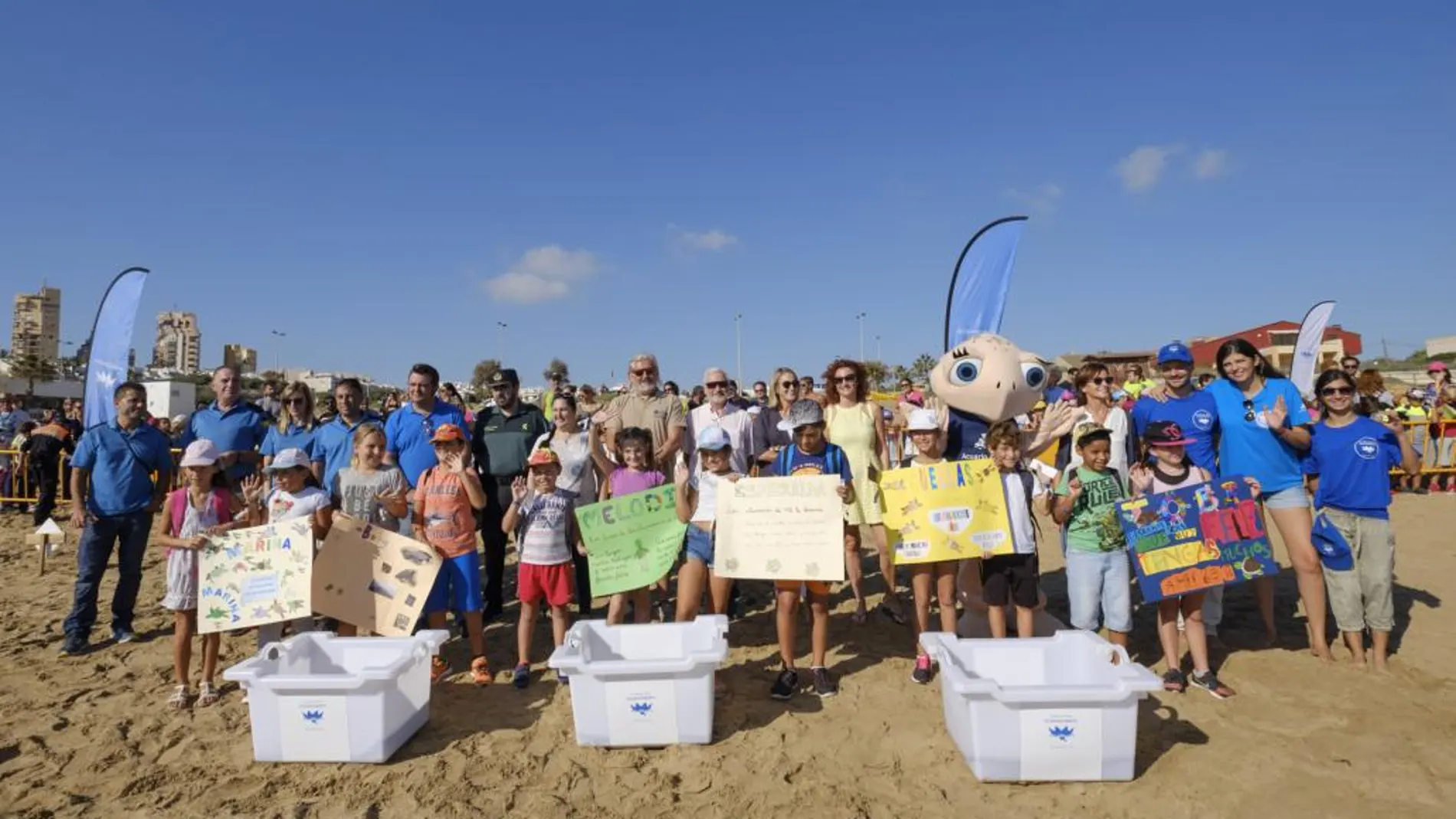 Los más de 200 niños y niñas, pertenecientes al CEIP Ciudad del Marse, desearon a las seis tortugas toda suerte de buenas venturas al adentrarse al mar