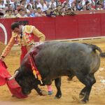 El diestro Enrique Ponce en su faena con la muleta durante la segunda de la Feria del Ángel de Teruel