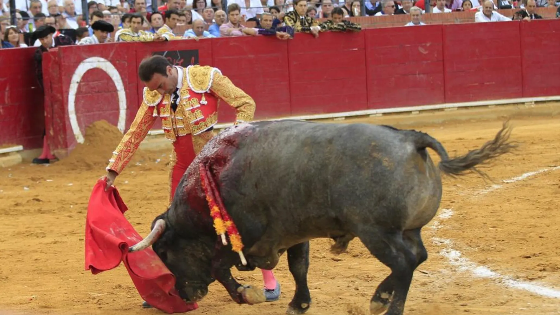 El diestro Enrique Ponce en su faena con la muleta durante la segunda de la Feria del Ángel de Teruel