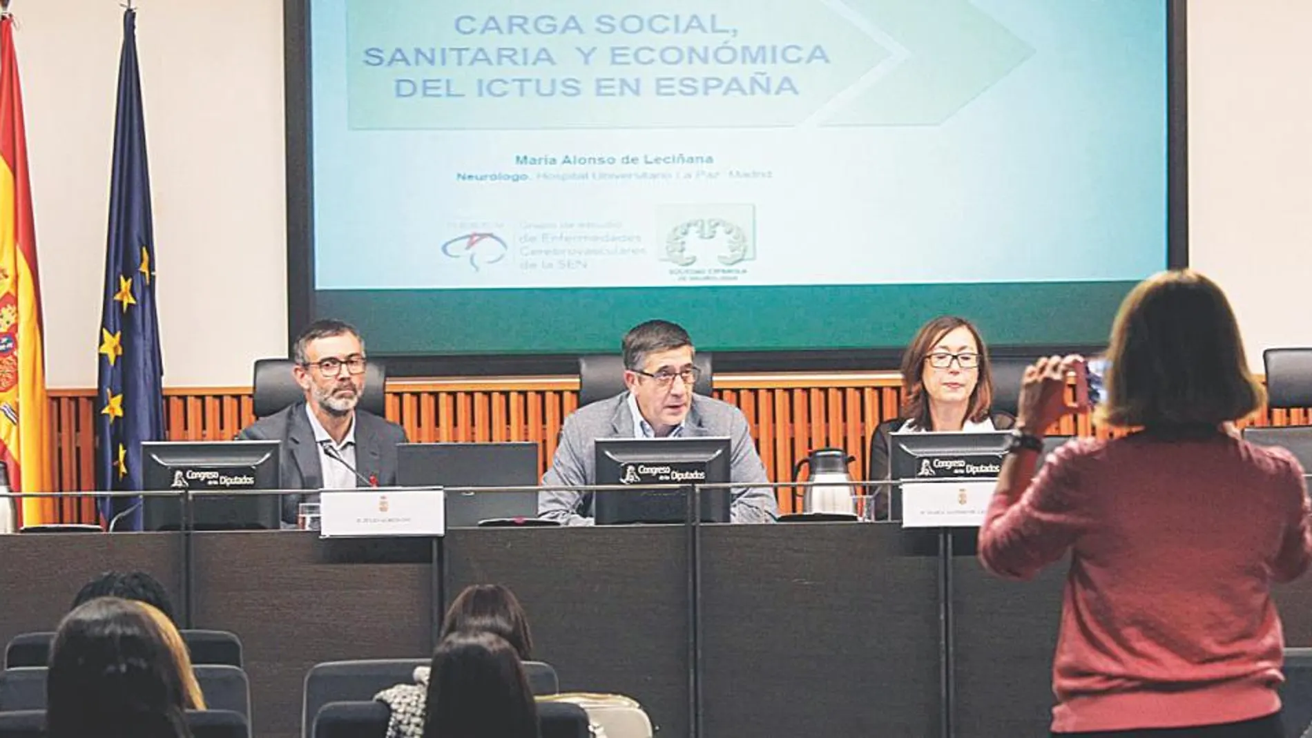 La presentación del informe, llevada a cabo por Julio Agredano, Patxi López y María Alonso de Leciñana, tuvo lugar en el Congreso