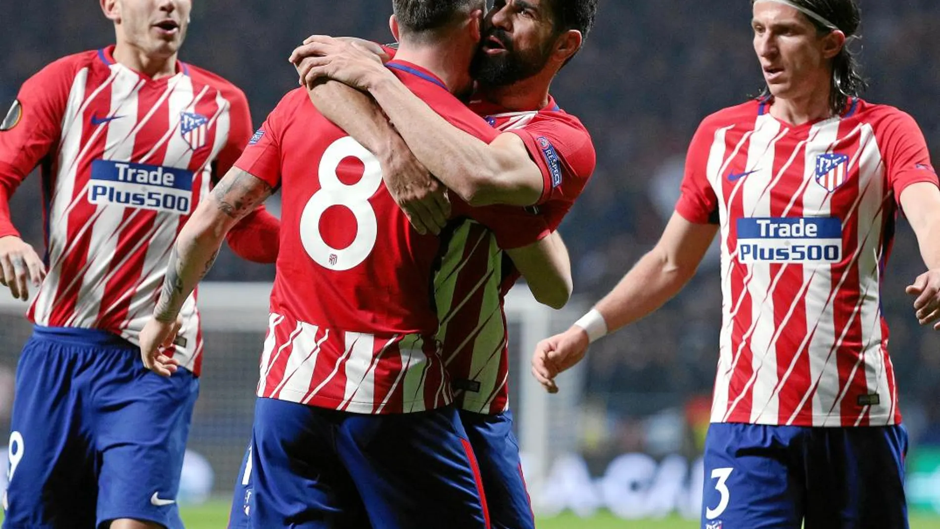 Saúl y Diego Costa, un gol cada uno, se abrazan para celebrar uno de los tantos, en presencia de Lucas y Filipe Luis