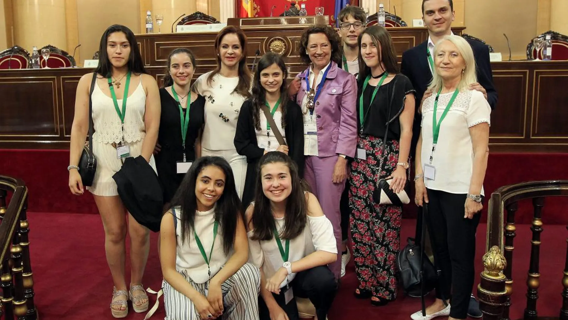 La presidenta de las Cortes, Silvia Clemente, y la directora general de Inovación y Equidad Educativa, María del Pilar González, con los alumnos ganadores