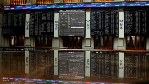 El IBEX 35 caía hoy y se alejaba de cae un 0,34 % a mediodía y se aleja de los 9.800 puntos. EFE/Chema Moya