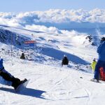 Varios practicantes de snowboard se preparan en una de las pistas de la estación de esquí granadina de Sierra Nevada