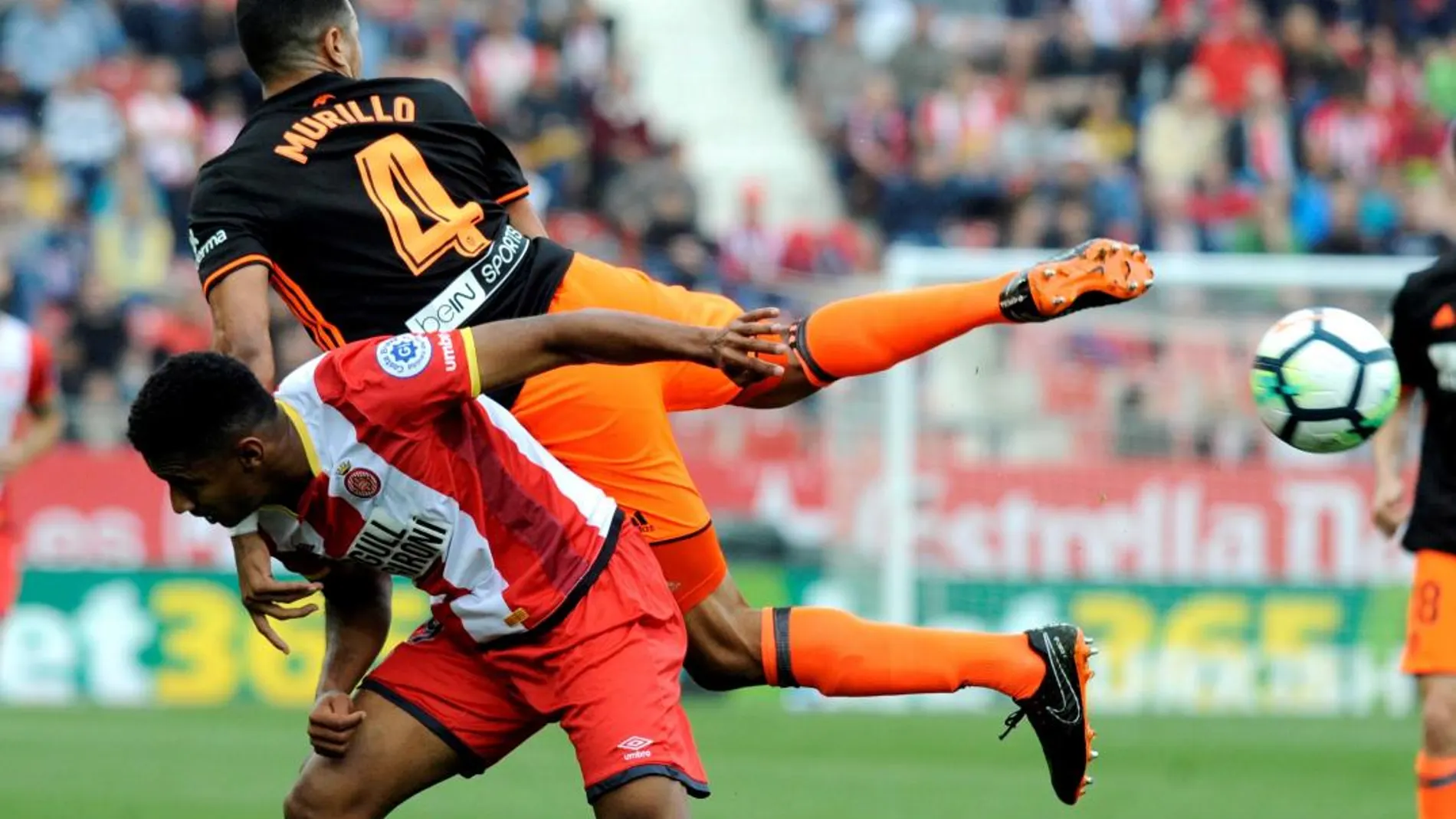 El centrocampista francés del Girona, Farid Boulaya (i), lucha con el colombiano Jeison Murillo, del Valencia CF, durante el partido correspondiente a la jornada 37 de LaLiga Santander disputado hoy en el Estadi Municipal de Montilivi. EFE/Robin Townsend.