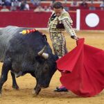 El diestro Antonio Ferrera en la faena a su primer toro, de Adolfo Martin, durante la corrida de la Feria del Pilar de Zaragoza / Efe