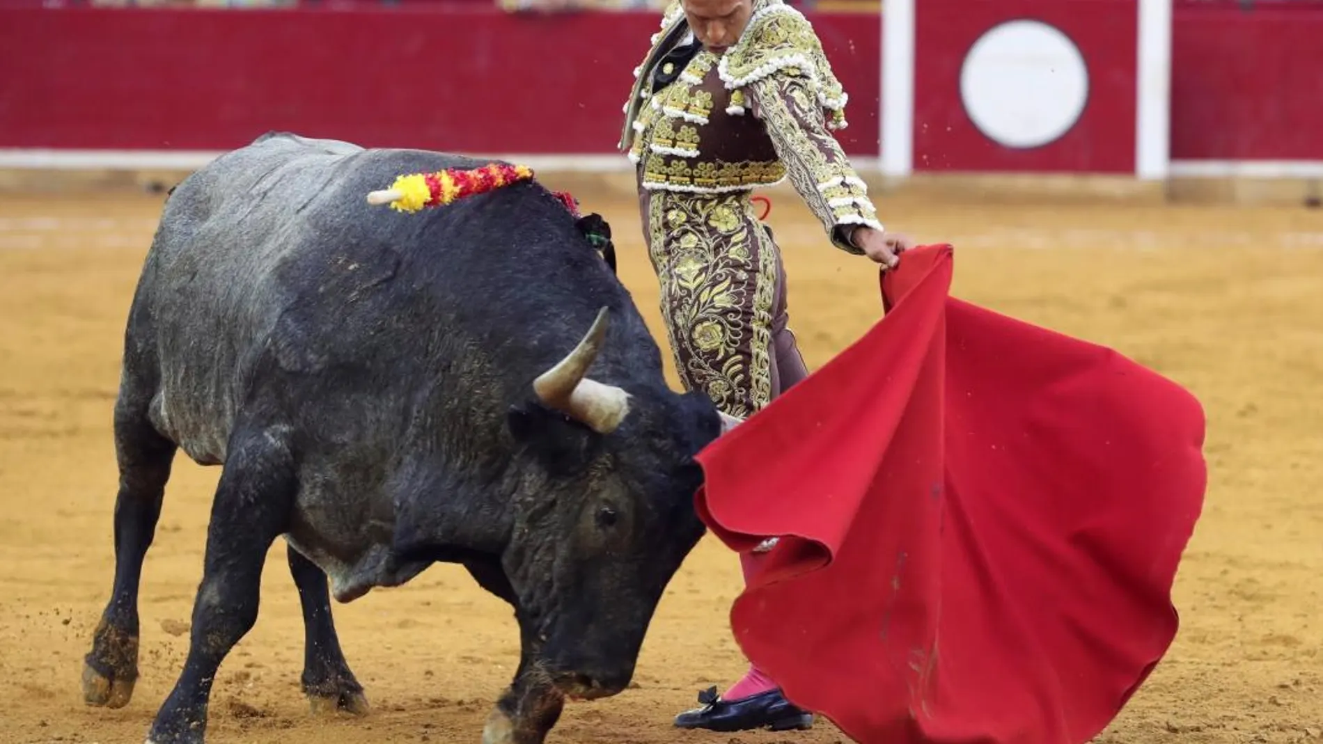 El diestro Antonio Ferrera en la faena a su primer toro, de Adolfo Martin, durante la corrida de la Feria del Pilar de Zaragoza / Efe