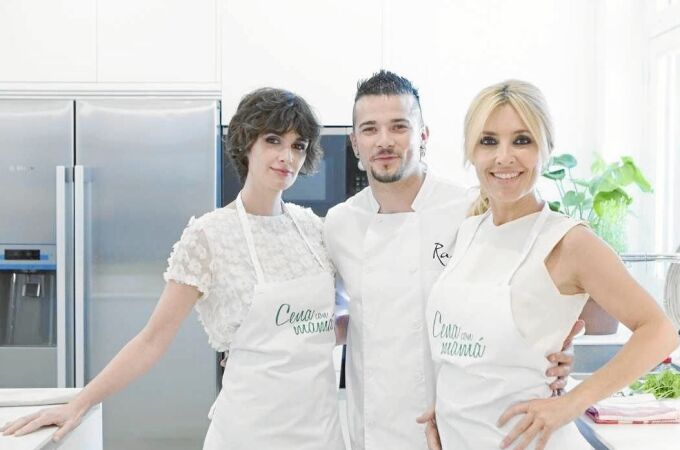 En la imagen, Cayetana Guillén, presentadora de «Cena con mamá» y Carlos Maldonado junto a la invitada Paz Vega