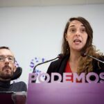Los portavoces de Podemos Pablo Echenique y Noelia Vera, esta mañana en la sede de Podemos. EFE/ Luca Piergiovanni