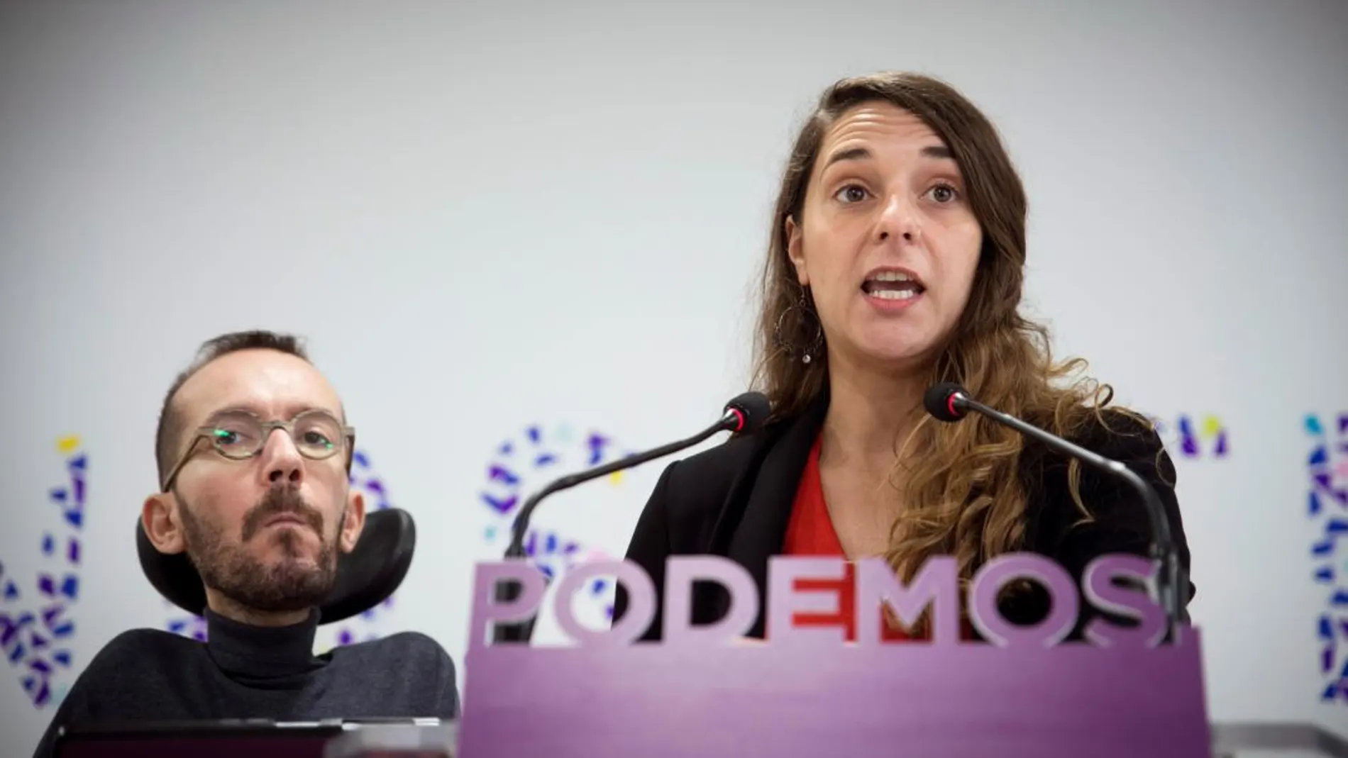 Los portavoces de Podemos Pablo Echenique y Noelia Vera, esta mañana en la sede de Podemos. EFE/ Luca Piergiovanni