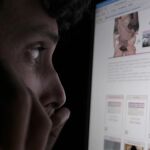 Inscribe en una web sexual a la madre de una menor que denunció a su hijo por acoso