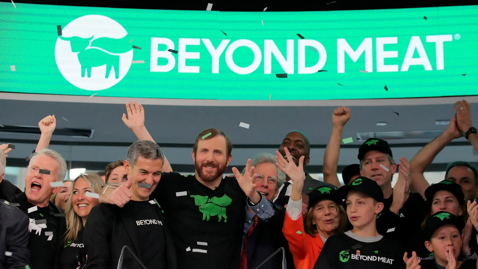 Ethan Brown, fundador y consejero delegado de Beyond Meat, en el centro de la imagen en su debut en los mercados