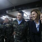La ministra de Defensa, María Dolores de Cospedal, posa con los miltares de las tropas desplegadas en la base Miguel de Cervantes en Marjayoun (Líbano), el pasado mes de marzo. EFE/Chema Moya