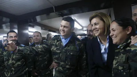 La ministra de Defensa, María Dolores de Cospedal, posa con los miltares de las tropas desplegadas en la base Miguel de Cervantes en Marjayoun (Líbano), el pasado mes de marzo. EFE/Chema Moya