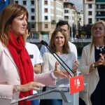 La candidata socialista a lehendakari, Idoia Mendia, durante su intervención en un acto electoral en Portugalete