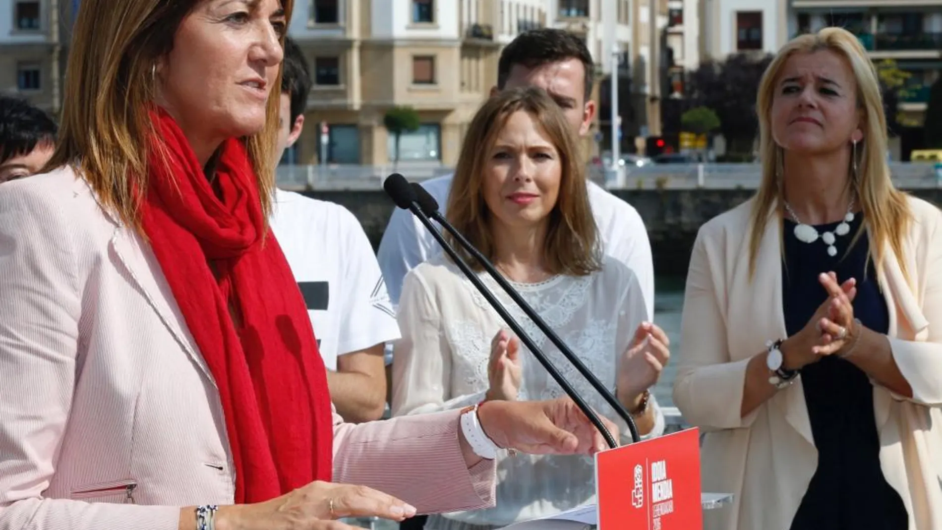 La candidata socialista a lehendakari, Idoia Mendia, durante su intervención en un acto electoral en Portugalete