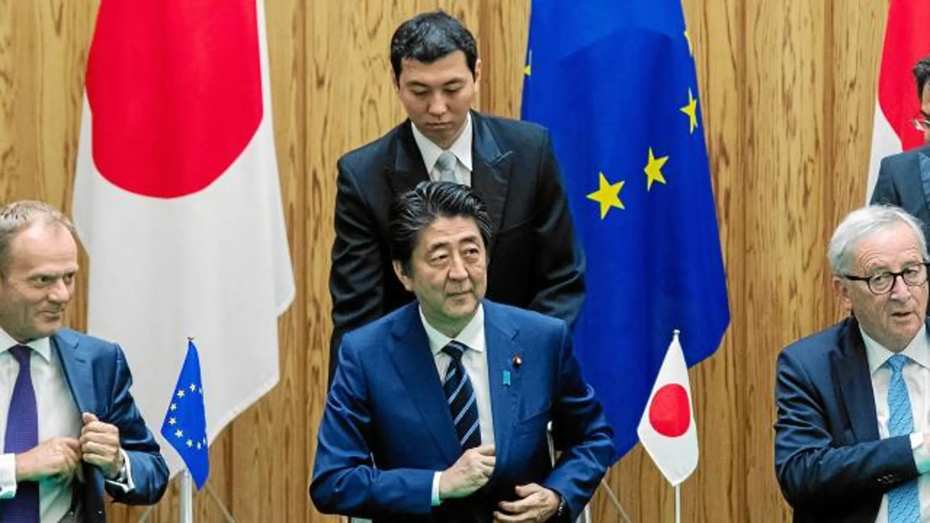 El «premier» japonés, Shinzo Abe, junto a Donald Tusk y Jean Claude Juncker, firmaron ayer el acuerdo de libre comercio en Tokio