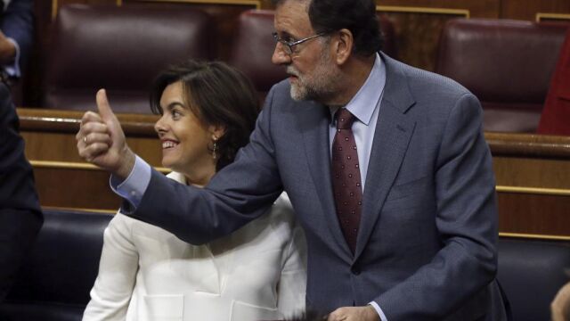 El presidente del Gobierno, Mariano Rajoy y la vicepresidenta, Soraya Sáenz de Santamaría, durante el pleno del Congreso