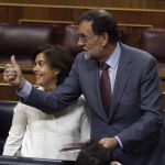 El presidente del Gobierno, Mariano Rajoy y la vicepresidenta, Soraya Sáenz de Santamaría, durante el pleno del Congreso