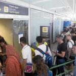 La huelga de los vigilantes de los filtros de seguridad causó largas colas en el aeropuerto de El Prat