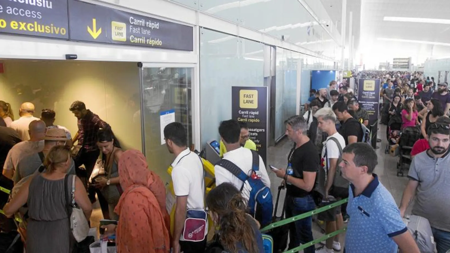 La huelga de los vigilantes de los filtros de seguridad causó largas colas en el aeropuerto de El Prat