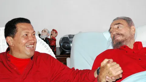 Se ha dicho en alguna ocasión que a Hugo Chávez le falta biografía y le sobra petróleo. Es una frase que hace referencia a su admirado amigo Fidel Castro, de quien se puede decir justo lo contrario. Chávez ha tratado de convertirse en un icono a la altura del ex presidente cubano, a quien le ha imitado incluso en el uso del chándal