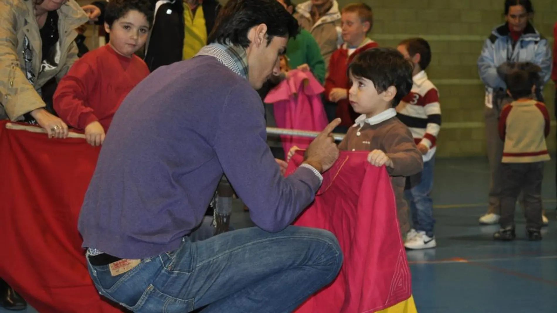 Víctor Barrio acerca el toreo a los niños segovianos