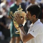 Novak Djokovic sujeta el trofeo que le consagra como ganador de Wimbledon. (AP Photo/Kirsty Wigglesworth)