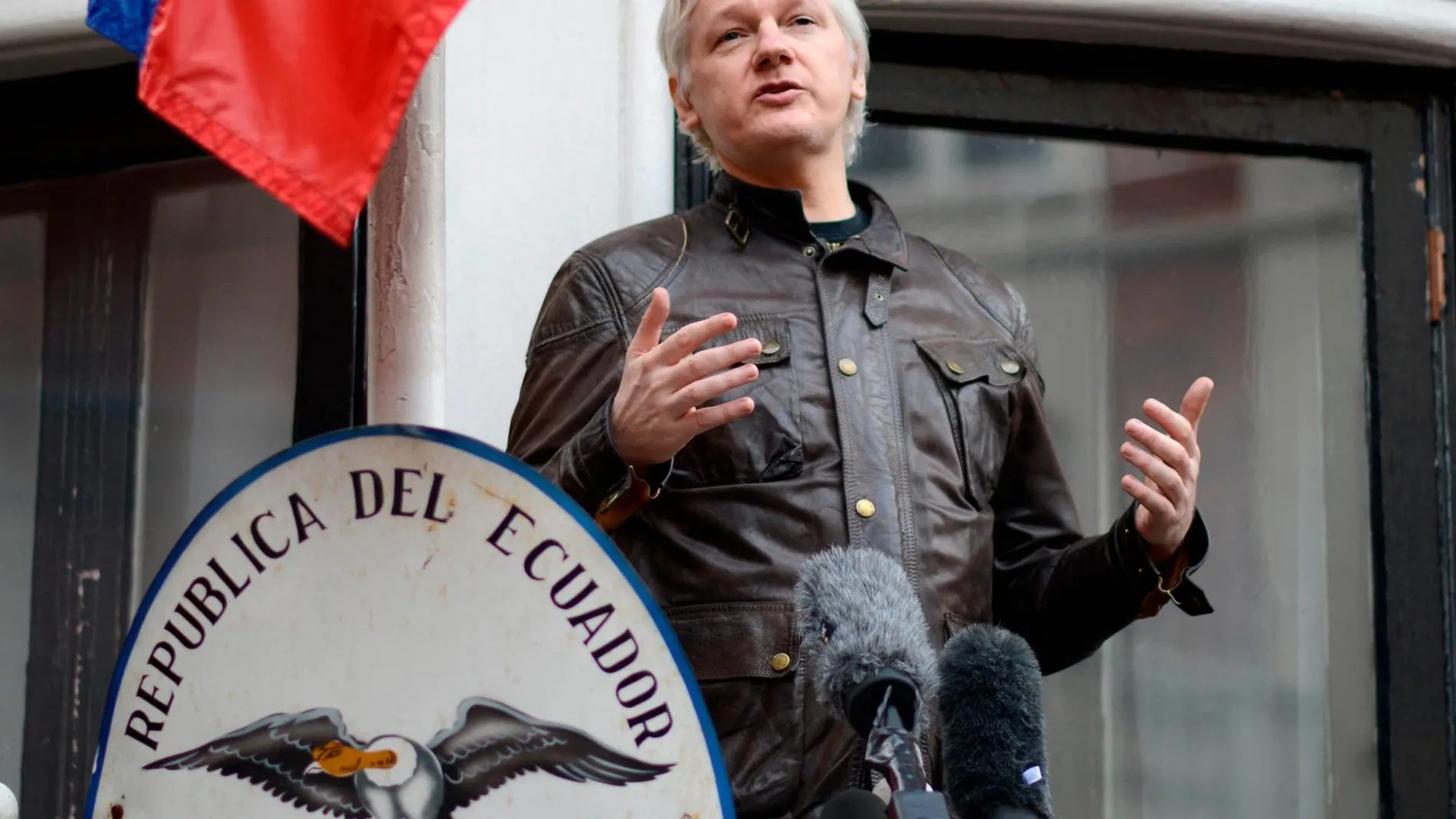 Julián Assange, en el balcón de la embajada de Ecuador