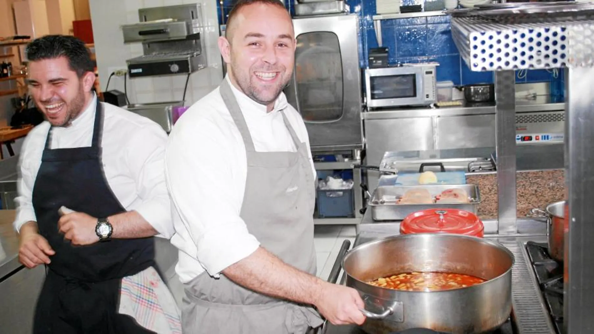 El chef asturiano Ricardo Sotres a la derecha, siempre tiene a mano una olla exprés para sus guisos y caldos