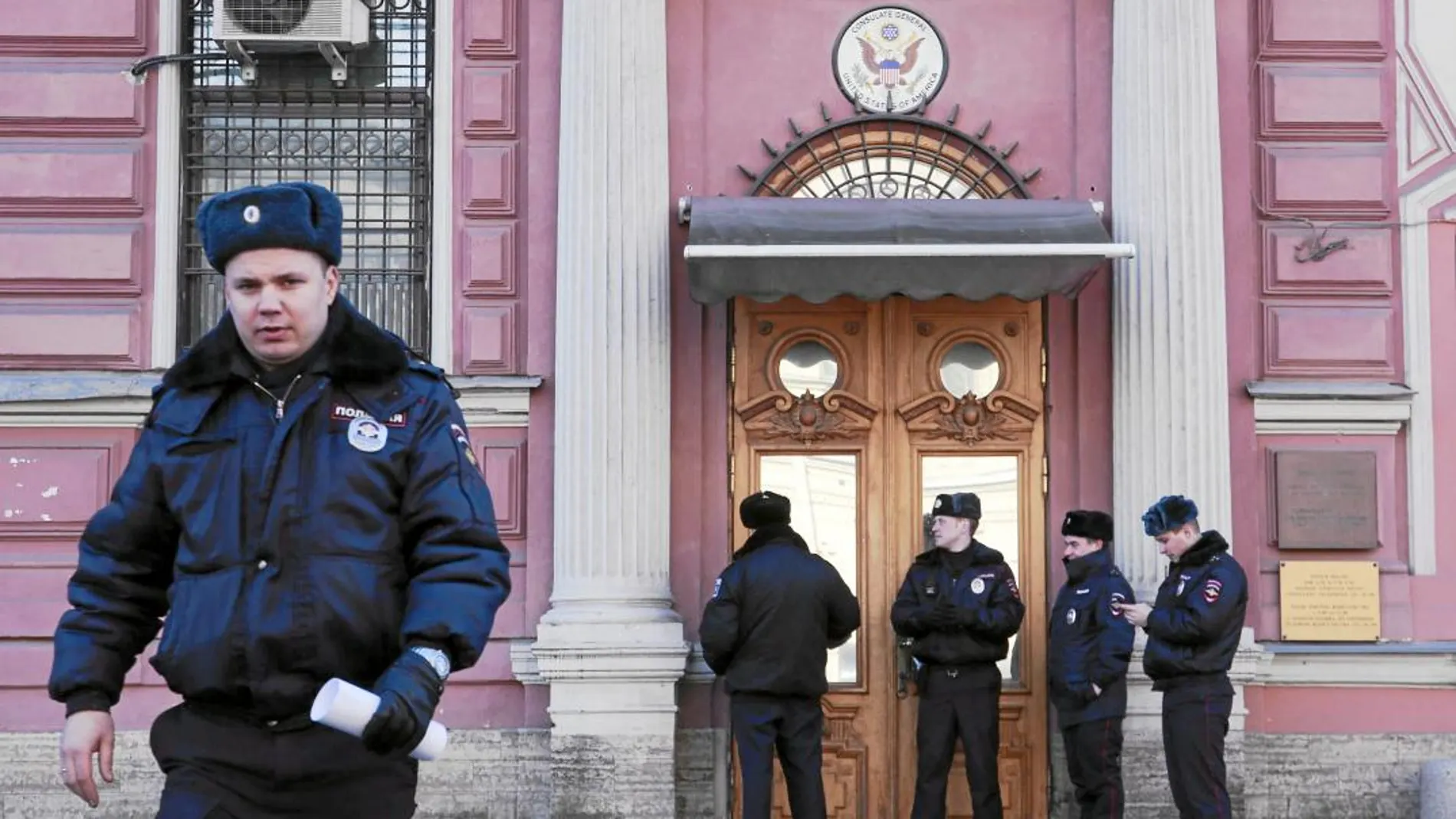 Varios policías rusos vigilan el consulado de EEUU en San Petersburgo