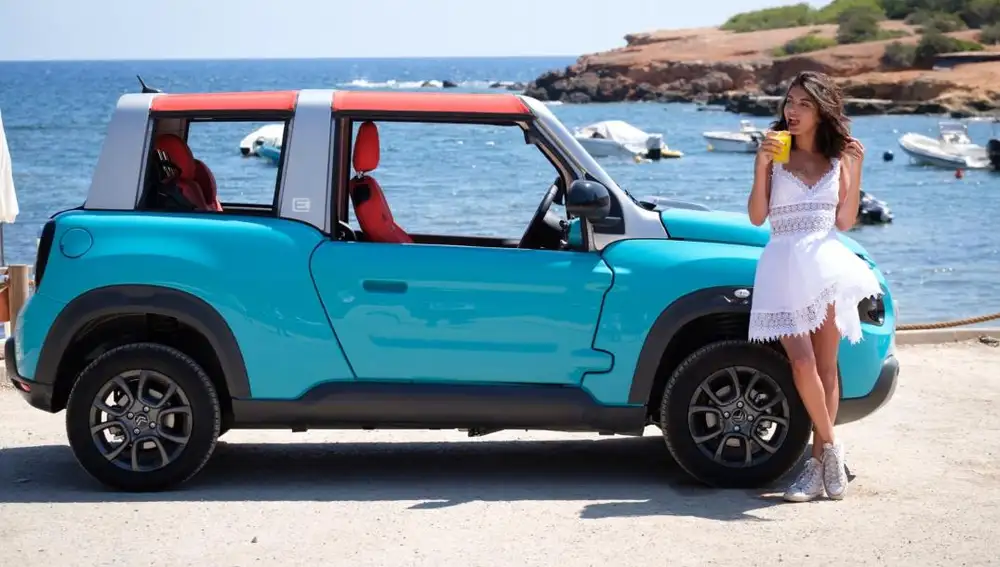 La modelo Lucía Rivera Romero amadrina el nuevo Citroën E-Mehari en Ibiza