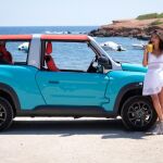 La modelo Lucía Rivera Romero amadrina el nuevo Citroën E-Mehari en Ibiza
