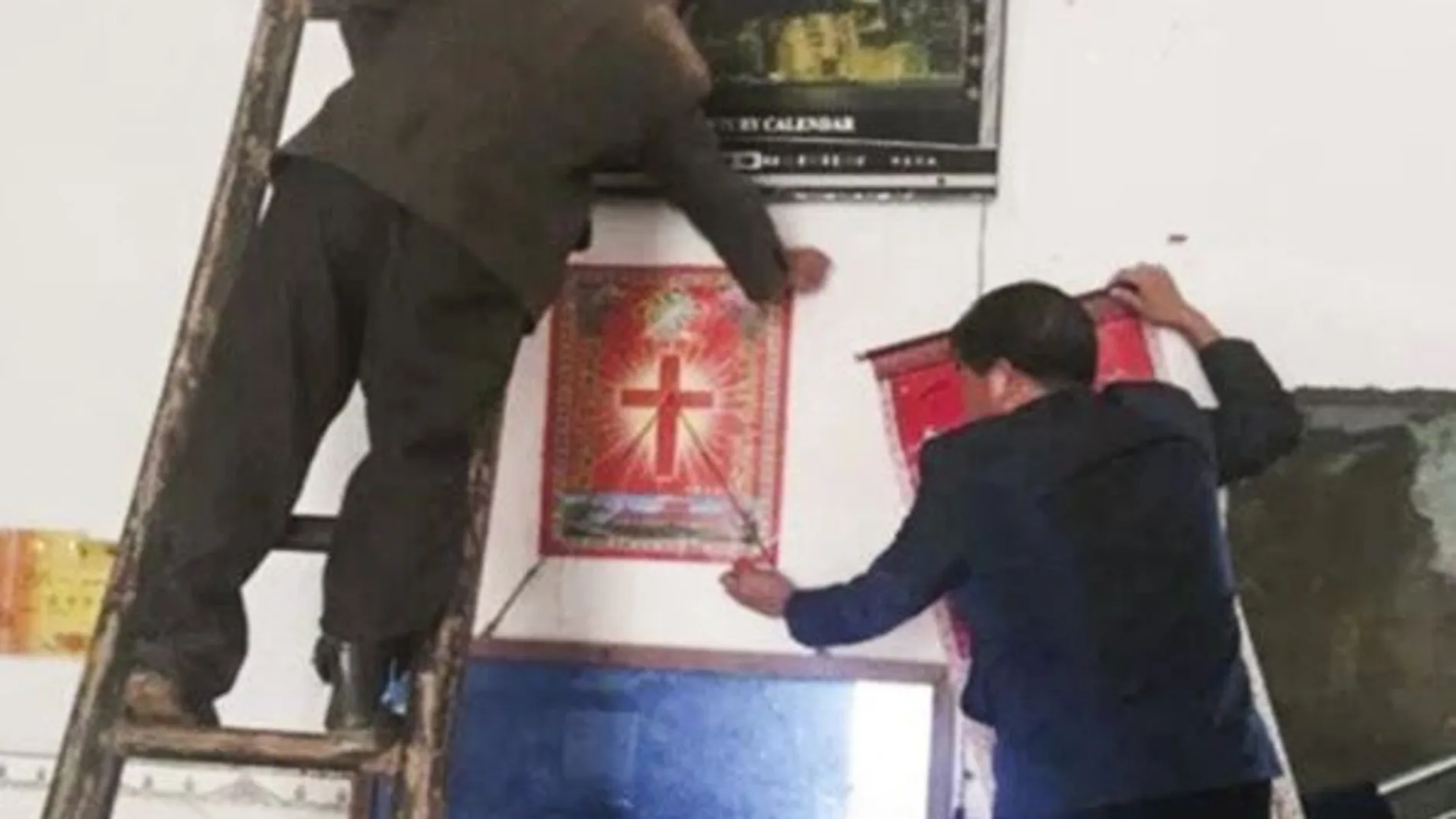 Imagen de la retirada de símbolos religiosos publicada por el diario South China Morning Post