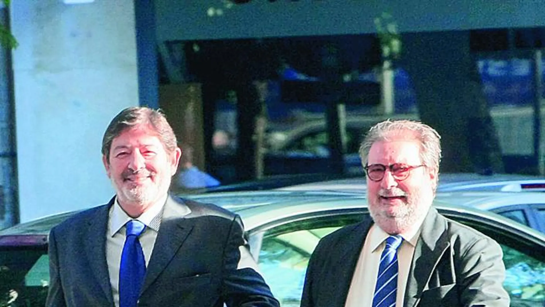 Francisco Javier Guerrero, a la izquierda, junto a su abogado Fernando de Pablo