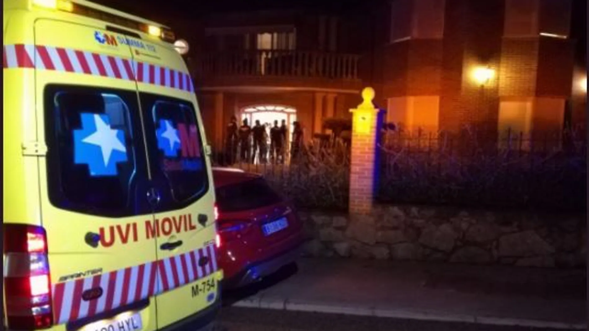Imagen de la ambulancia en la entrada de la casa