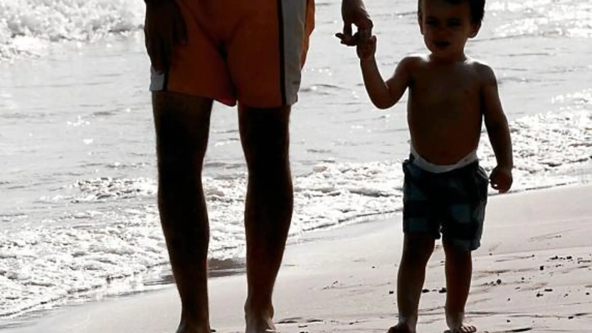 Crema, gorro y camiseta, equipo indispensable para un día de playa