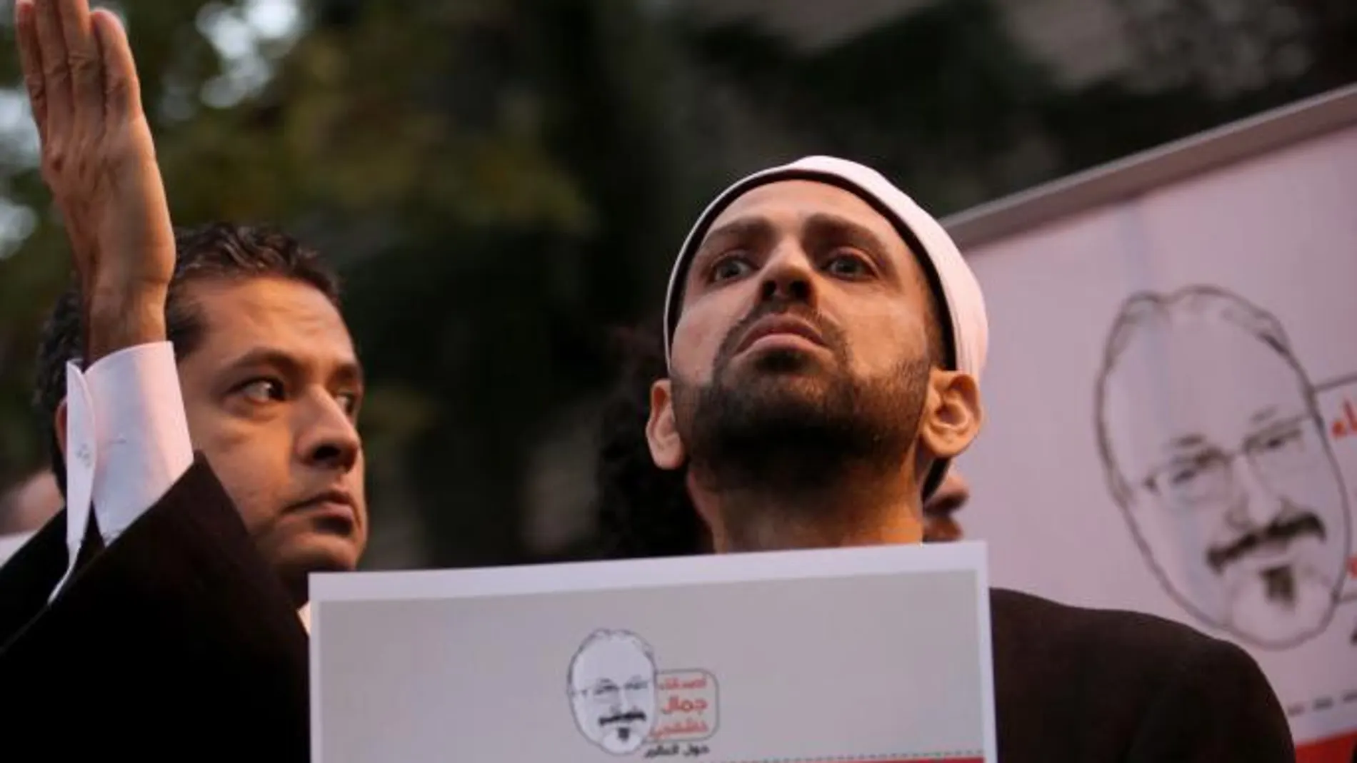 Adiós a Khashoggi en Estambul. Uno de los participantes en el acto de homenaje al disidente saudí asesinado que se celebró ayer a las puertas del consultado