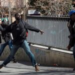 Los senegaleses que se han concentrado hoy en la Plaza Nelson Mandela de Lavapiés han intentado agredir y obligado a refugiarse en un bar al cónsul de su país, EFE/Luca Piergiovanni