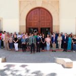 Imagen del minuto de silencio guardado por López Miras y miembros de su Gobierno en la puerta del Palacio de San Esteban