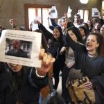 Estudiantes concentrados ante el Rectorado de la Universidad de Santiago de Compostela (USC) para pedir la inhabilitación del profesor Luciano Méndez / Efe