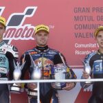 El surafricano Brad Binder (c), campeón del Mundo de Moto3, en el podio junto al español Joan Mir (i), segundo, y el italiano Andrea Migno (d).