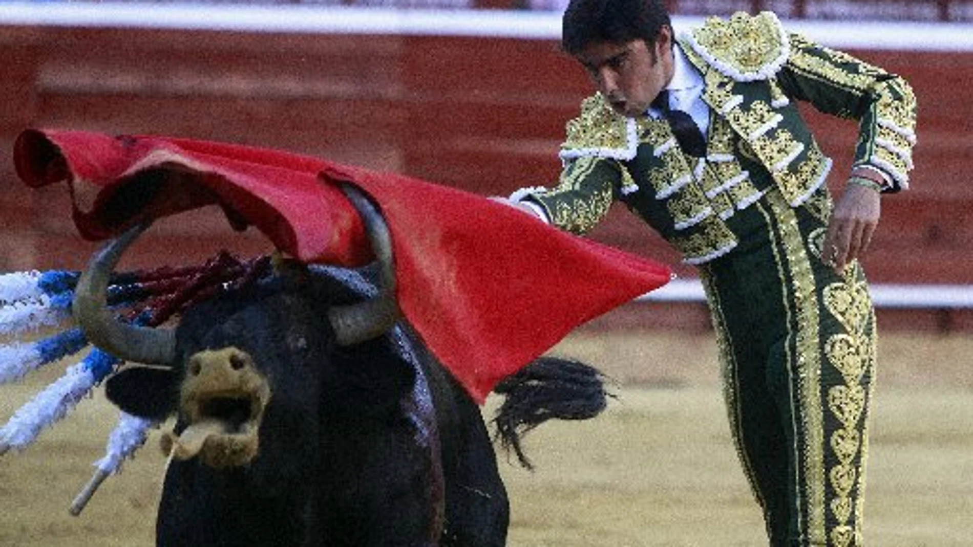 El torero Miguel Angel Perera, durante la corrida de toros celebrada hoy en la Feria de Colombinas de Huelva