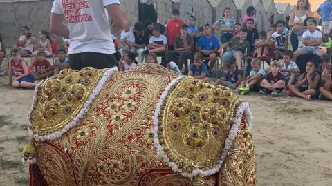 Rafael Serna ante los más pequeños de Aldea del Rocío